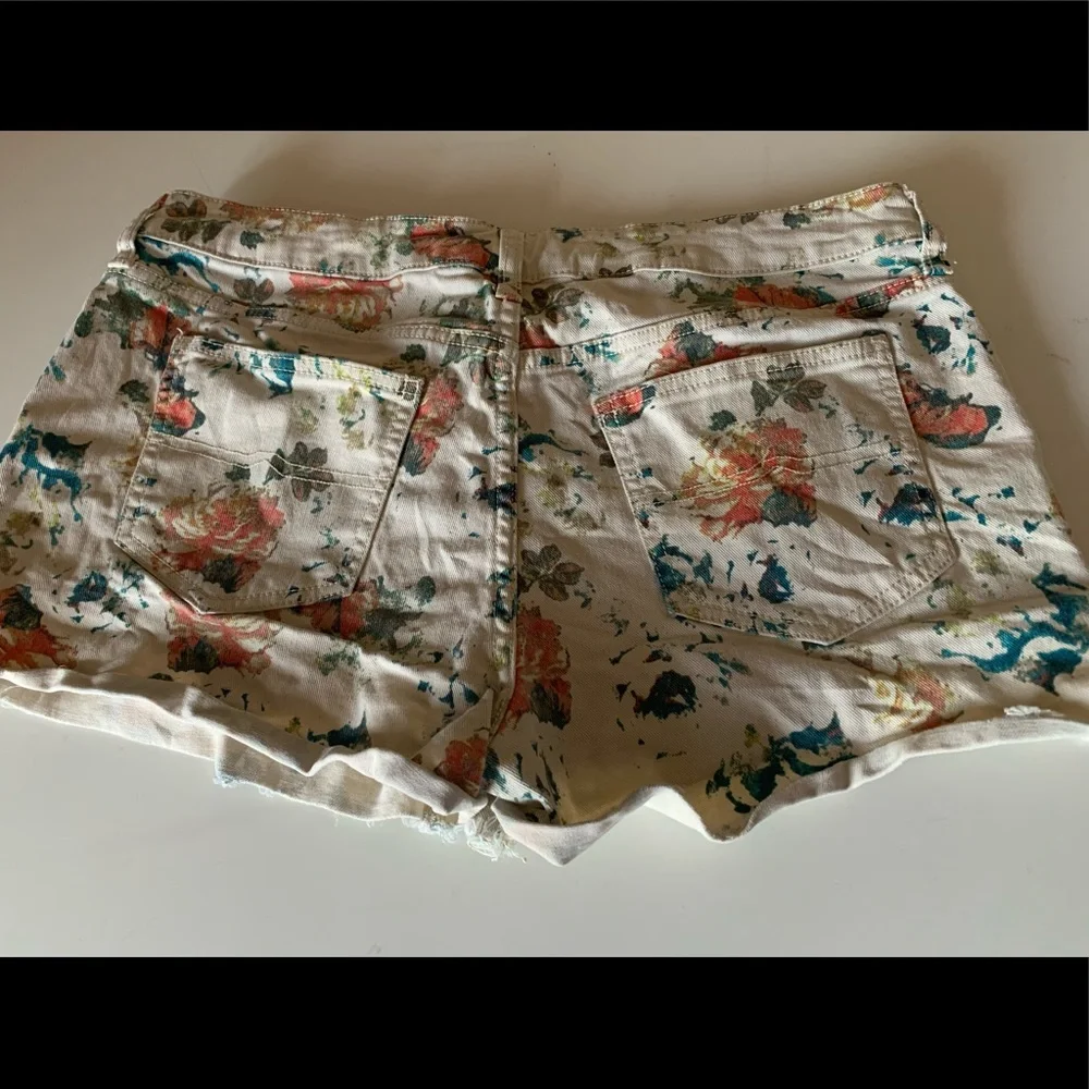 Arizona Jean Co. Juniors Floral cutoffs